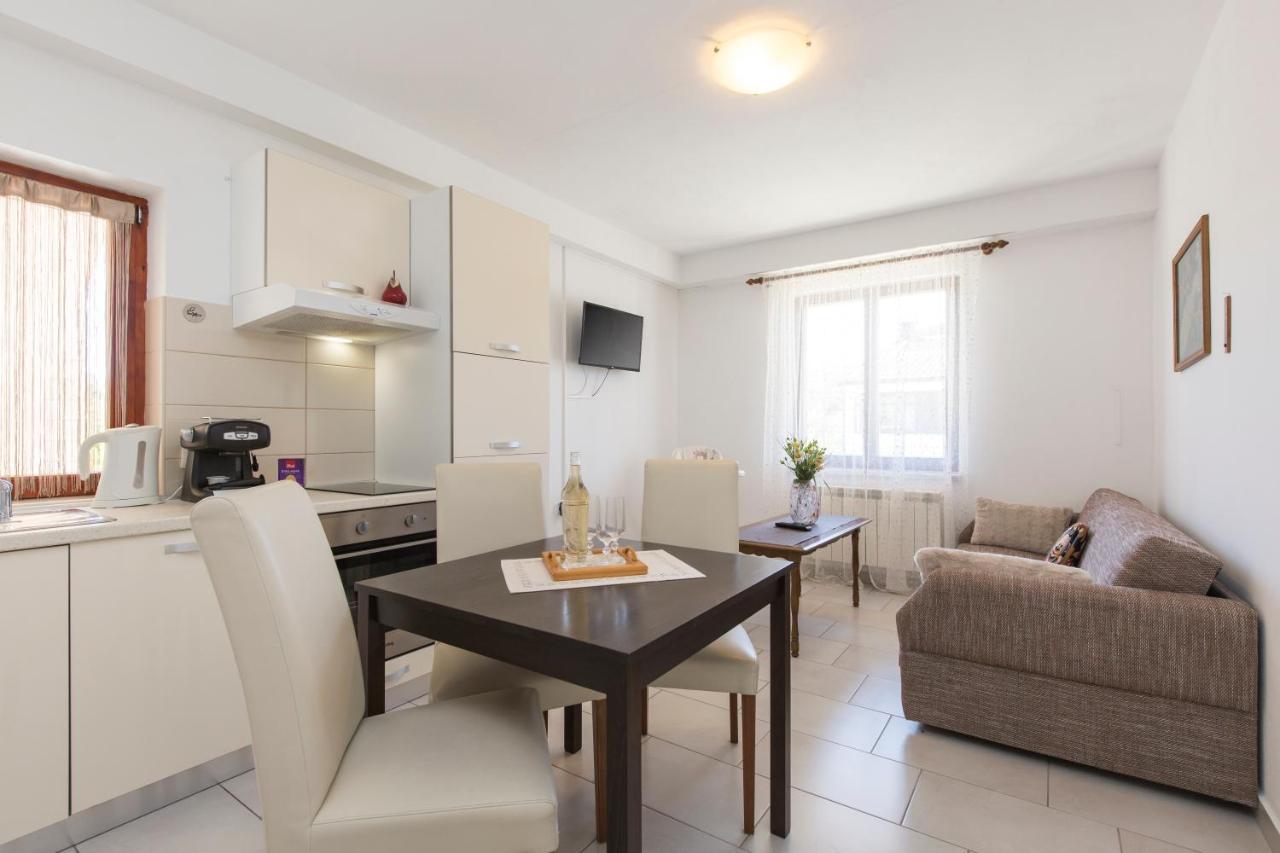 Apartmani Xenia & Desiderio Buzet Buitenkant foto